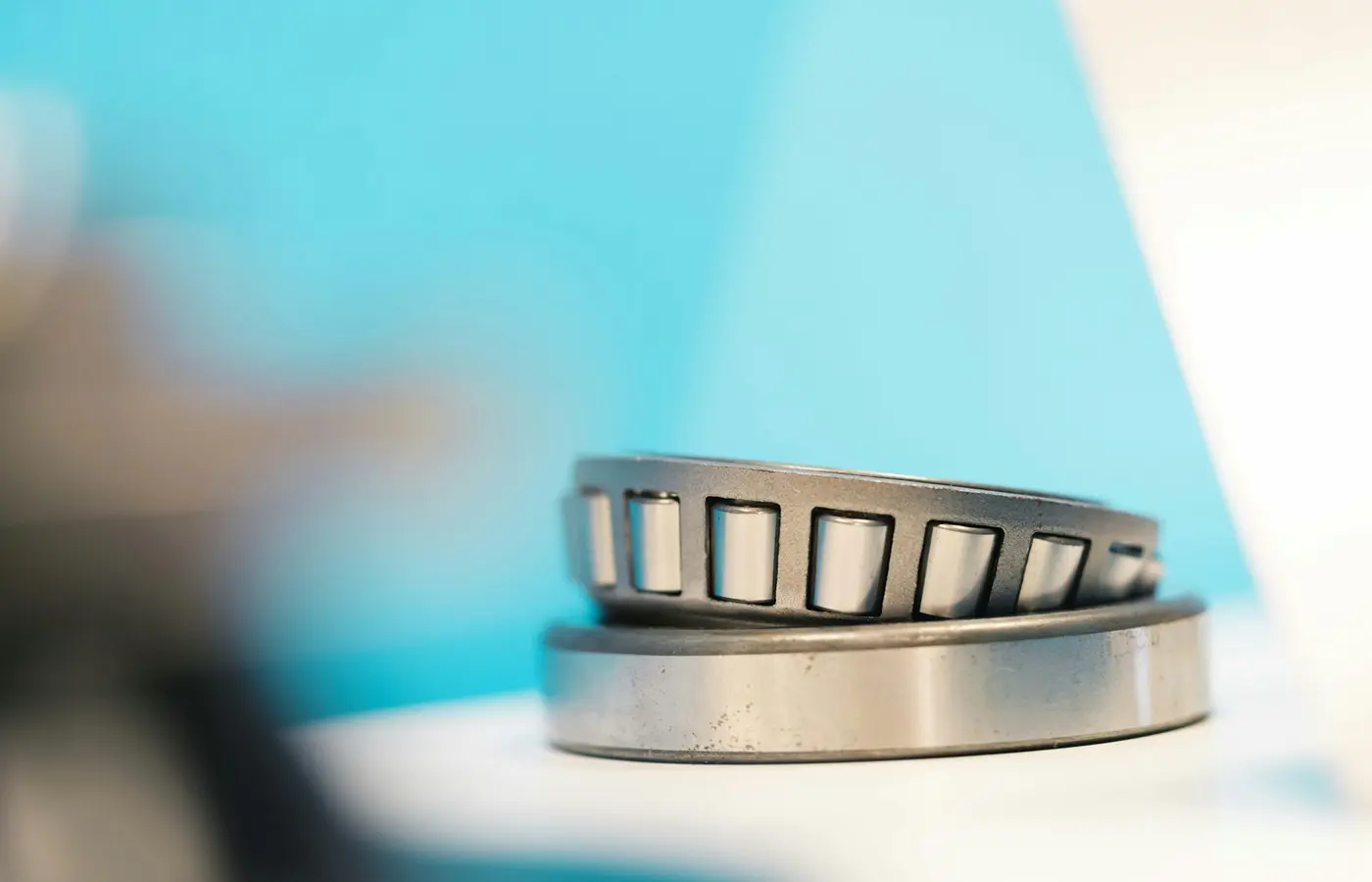 Rolling bearing lubrication comparison for choosing between grease and oil