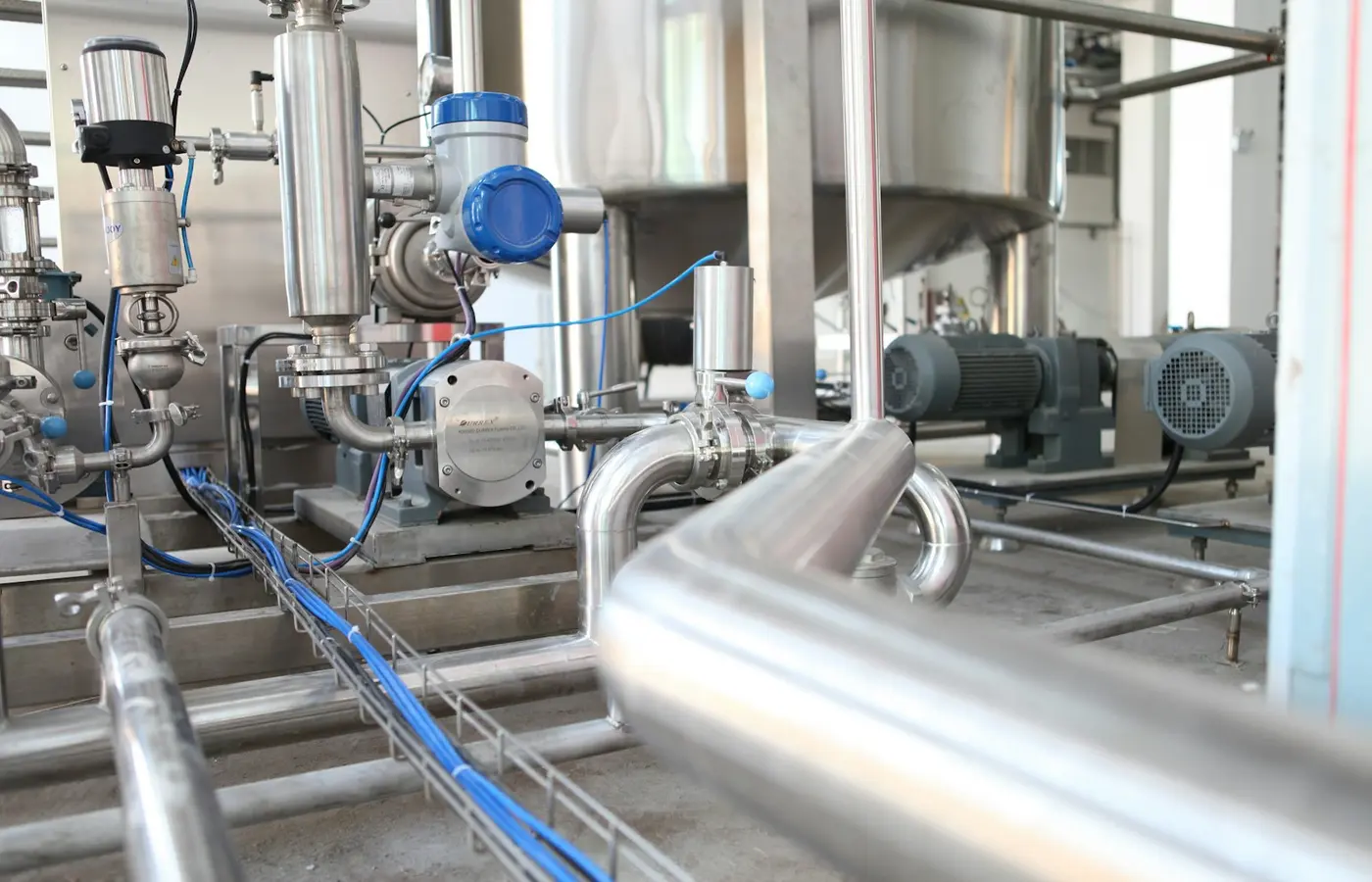 Industrial pump mechanical seal assembly with sealing faces and metal components
