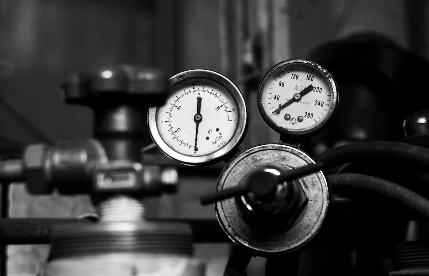 Pressure gauges and valves are shown in monochrome