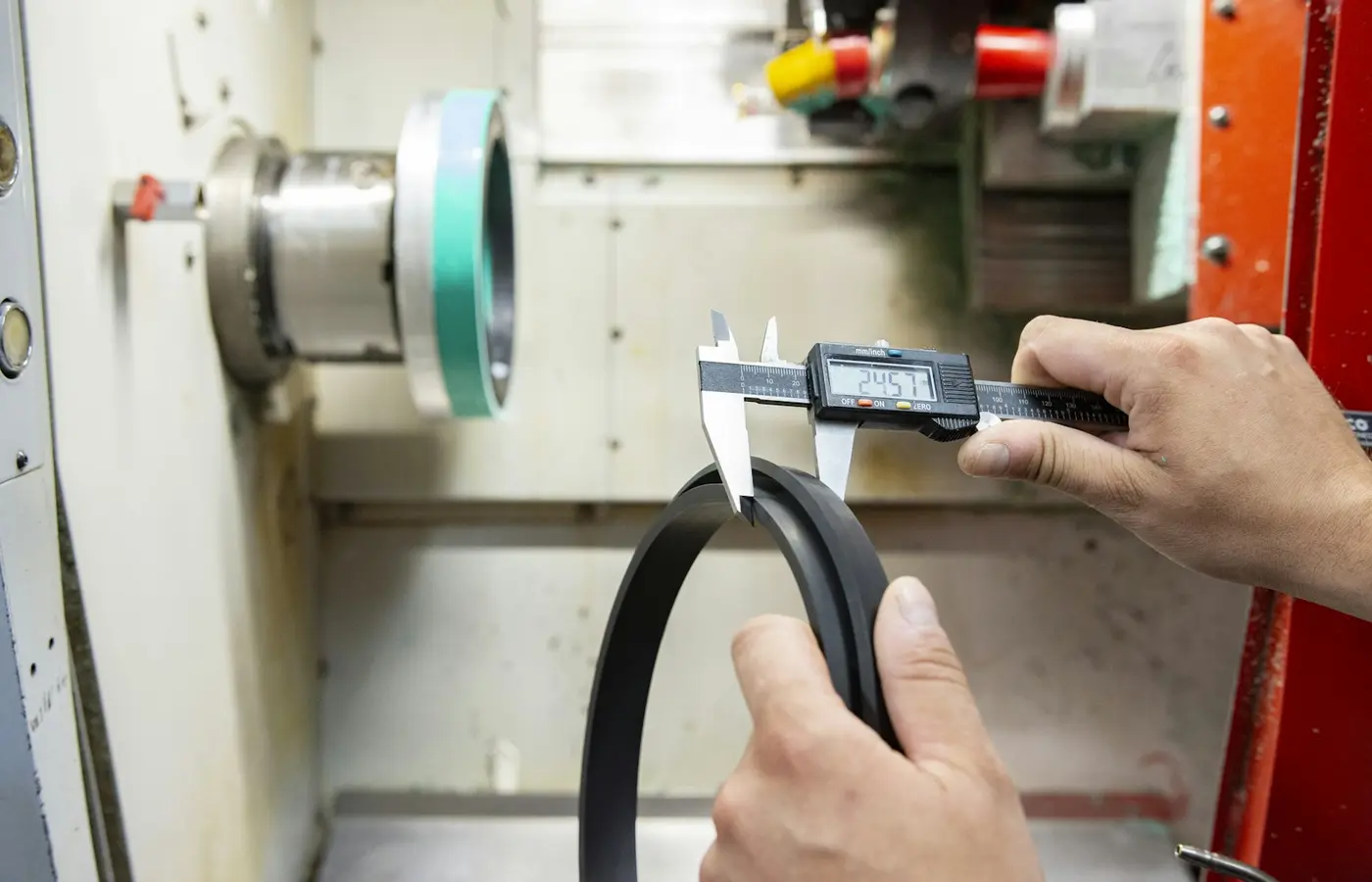 Illustration of a rolling bearing with its internal radial clearance being measured.